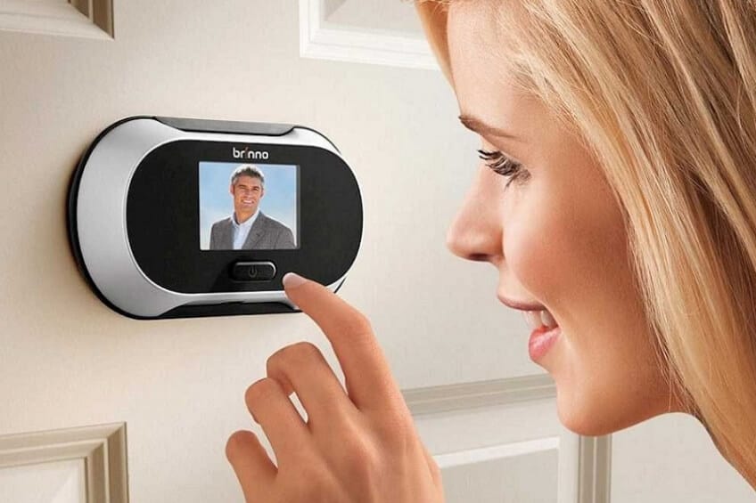Permisos para instalar una mirilla digital en la puerta de un piso